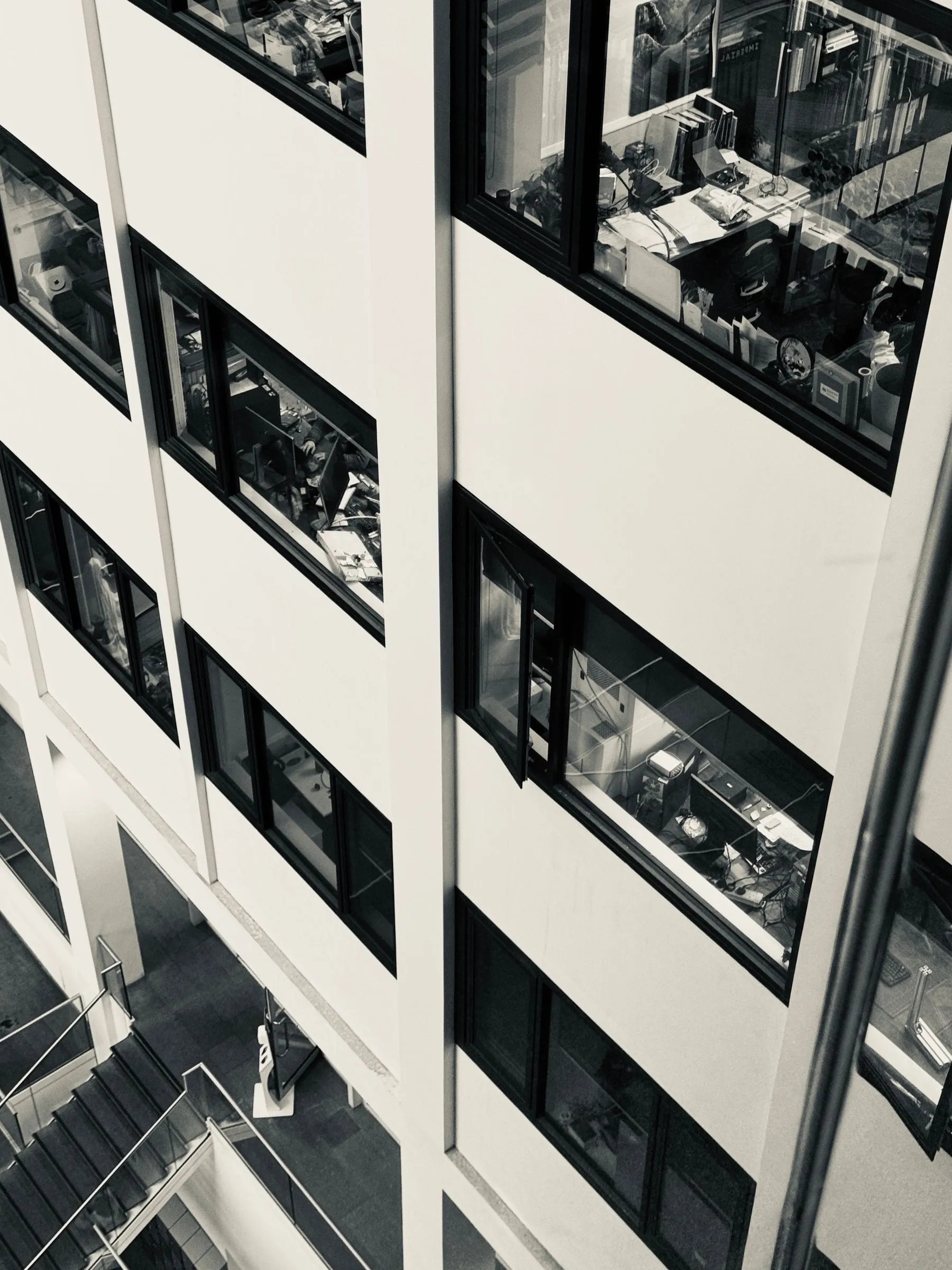 Interior de um edifício de escritórios com fachada envidraçada