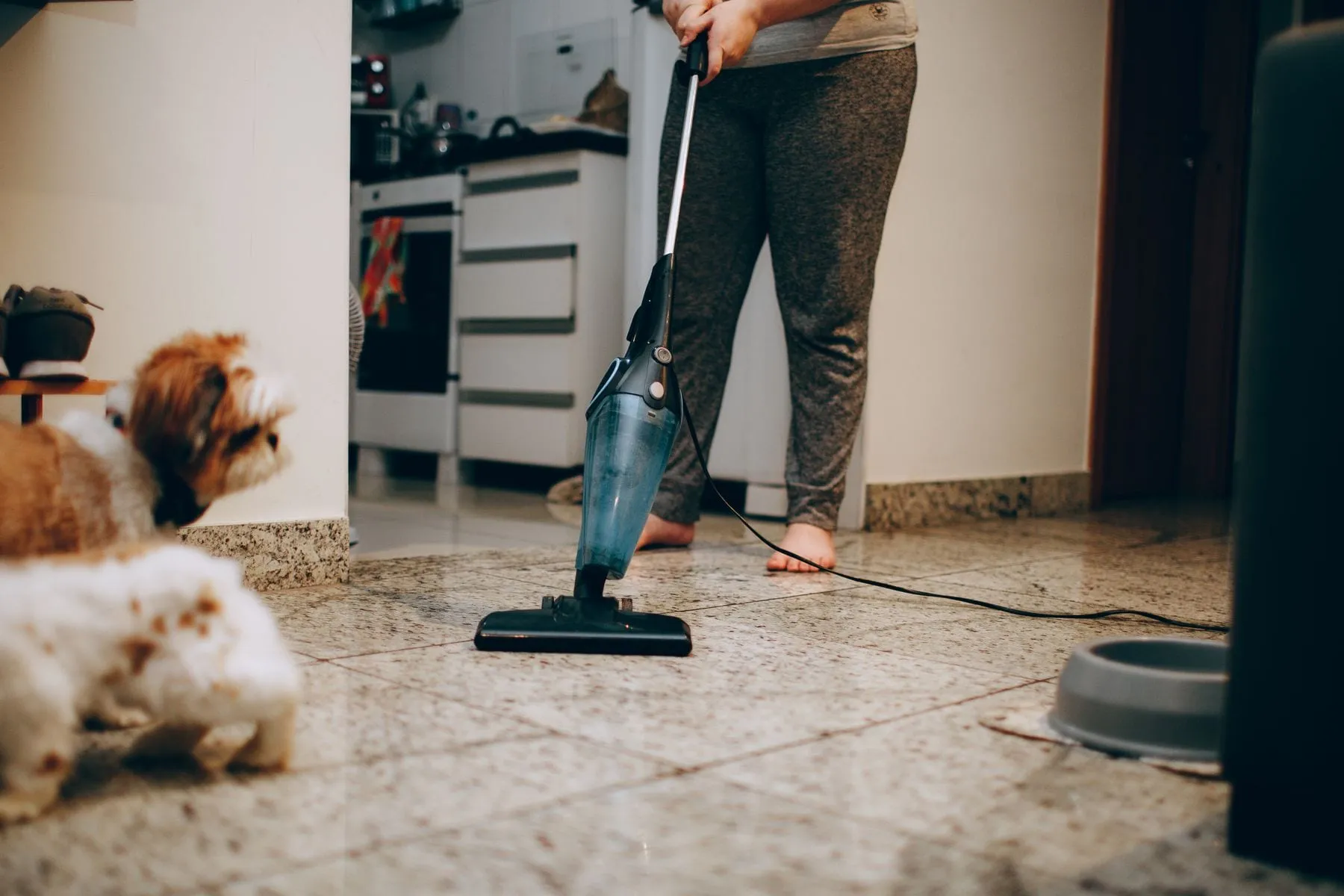 Aspiração do pavimento numa cozinha moderna