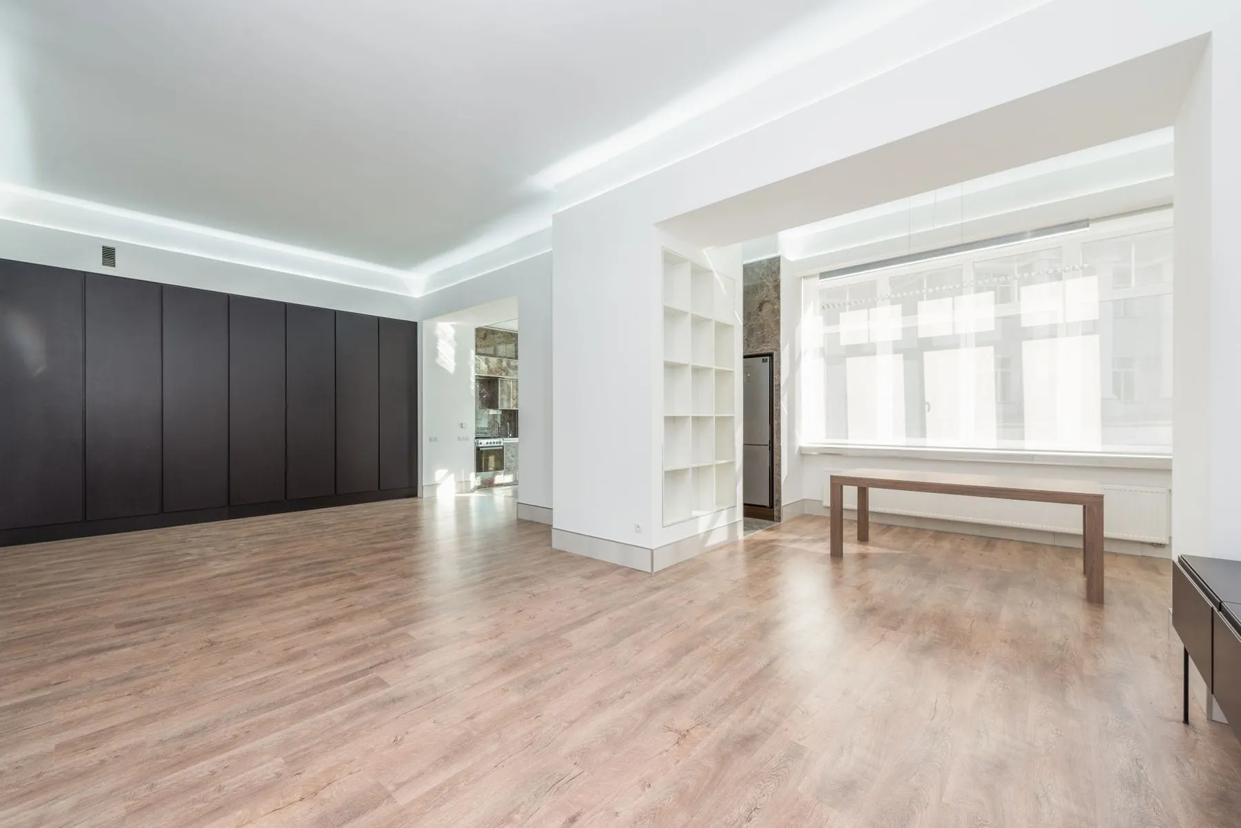 Divisão acabada de remodelar, vazia e já limpa